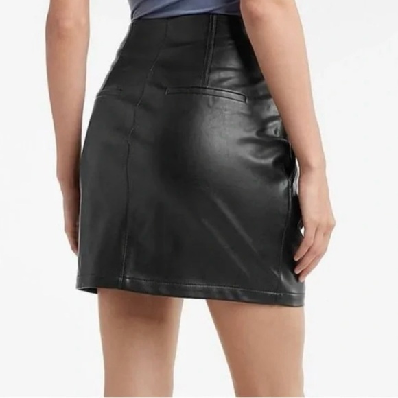 🖤🖤EXPRESS FAUX LEATHER BELTED SKIRT🖤SZ S🖤NWT - Picture 3 of 16